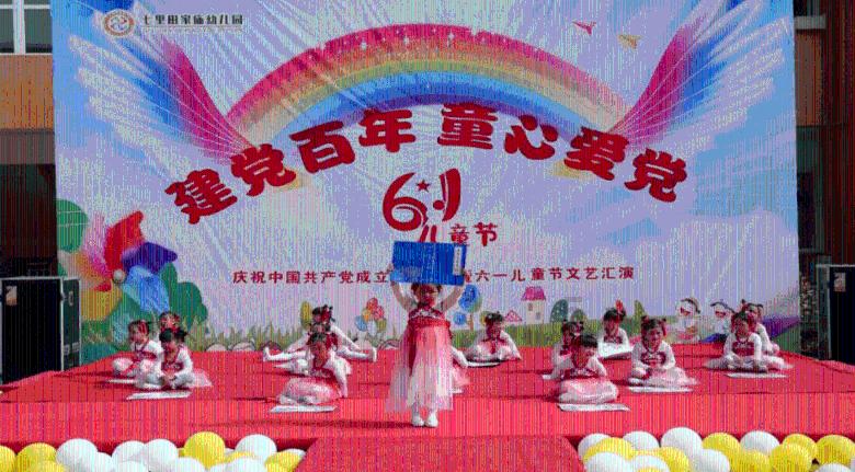女朋友天天和别的男生聊天，这正常吗？